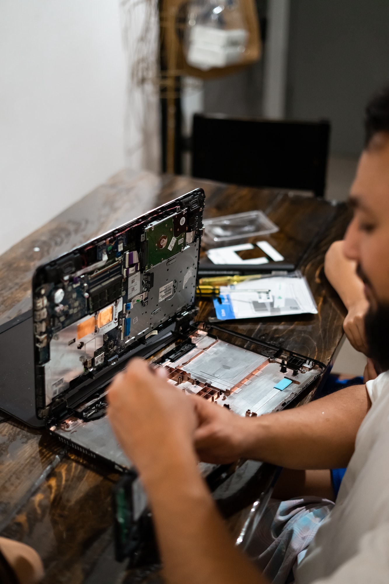 Person repariert einen Laptop